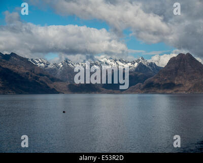 Vista del Cuillin Hills attraverso il mare da Elgol Foto Stock