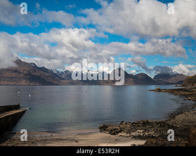 Vista del Cuillin Hills attraverso il mare da Elgol Foto Stock