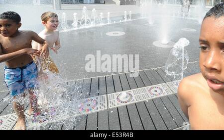 Luglio 19, 2014 - Londra, Regno Unito - i bambini godono di una fontana di acqua in Wembley Londra in cerca di un po' di sollievo nella unusally temperature calde nel Regno Unito (credito Immagine: © Gail Orenstein/ZUMA filo) Foto Stock