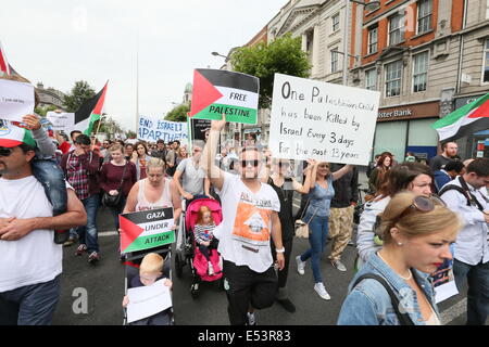 Dublino, Irlanda. 19 Luglio, 2014. Immagine dalla Palestina solidarietà marcia di protesta e di rally nel centro della città di Dublino a 'Stop Israele per la macellazione in Gaza" organizzato dall'Irlanda- palestina Campagna di Solidarietà (IPSC) Credito: Brendan Donnelly/Alamy Live News Foto Stock