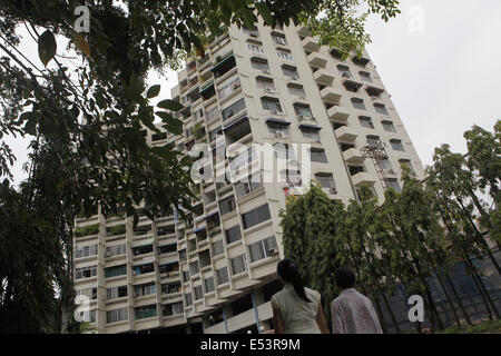 Bangkok, Tailandia. 19 Luglio, 2014. Due rifugiati politici provenienti dalla Cina, Jiang Kong e sua madre a stare di fronte ad una casa sicura per i perseguitati seguaci di Falun Gong dalla Cina in un quartiere di Bangkok, Thailandia.Il movimento Falun Gong aka Falun Dafa movimento è un movimento vietati in Cina che ha decine di milioni di praticanti in tutto il mondo.In Cina seguaci ottenere perseguitati e inviare a campi di lavoro, brainwash centras e campi di concentramento a rinunciare alle loro credenze. Credito: ZUMA Press, Inc./Alamy Live News Foto Stock