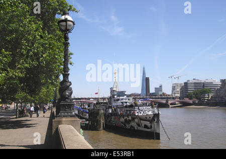 HMS Presidente sulla Victoria Embankment Londra recentemente ridipinto in Dazzle camouflage Luglio 2014 Foto Stock