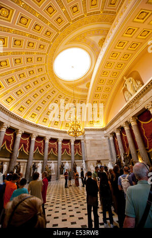 WASHINGTON D.C. - 23 Maggio 2014: i visitatori facendo escursioni alla US Capitol Building. Campidoglio degli Stati Uniti è il luogo di incontro Foto Stock