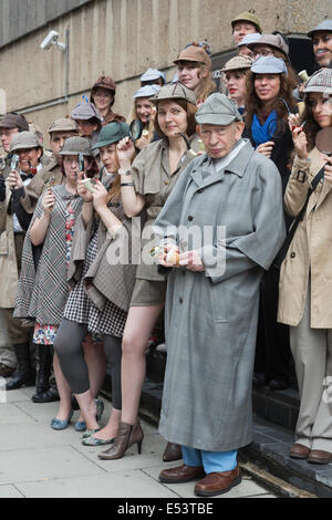 Decine di fan vestiti come Sherlock Holmes creato da Sir Arthur Conan Doyle in un Guinness World Record tentativo a Londra. Foto Stock