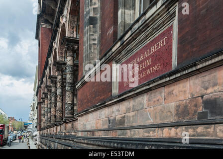 Victoria and Albert Museum - Henry Cole Wing - visto da di Exhibition Road, London, Regno Unito Foto Stock