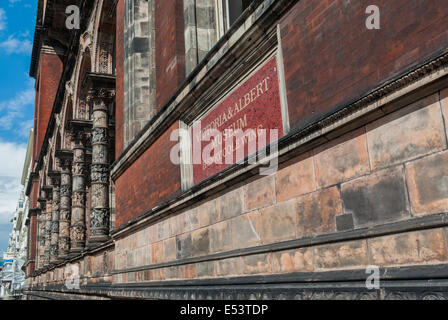 Victoria and Albert Museum - Henry Cole Wing - visto da di Exhibition Road, London, Regno Unito Foto Stock