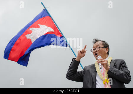 Phnom Penh Cambogia. 19 Luglio, 2014. Presidente della Cambogia Salvataggio Nazionale Partito Sam Rainsy parla ai suoi sostenitori al suo arrivo dopo un viaggio all'estero. Egli esige la liberazione di otto uomini politici dal suo partito che sono stati arrestati con l' insurrezione nel corso di una protesta che è diventata violenta vicino Parco Freedom. Credito: Kimlong Meng/NurPhoto/ZUMA filo/Alamy Live News Foto Stock