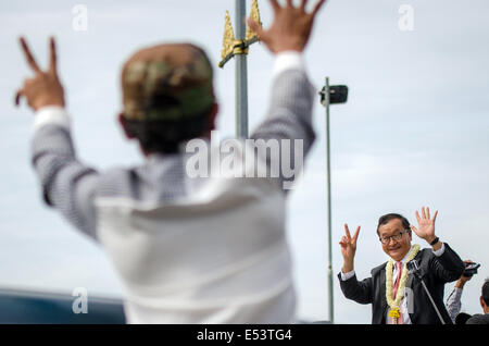 Phnom Penh Cambogia. 19 Luglio, 2014. Presidente della Cambogia Salvataggio Nazionale Partito Sam Rainsy può contenere fino a sette dita al momento del suo arrivo a Phnom Penh. Rainsy tornato da un viaggio all'estero, dopo otto uomini politici del suo partito sono stati arrestati con l' insurrezione nel corso di una protesta che è diventata violenta vicino al Parco Freedom. Credito: Kimlong Meng/NurPhoto/ZUMA filo/Alamy Live News Foto Stock