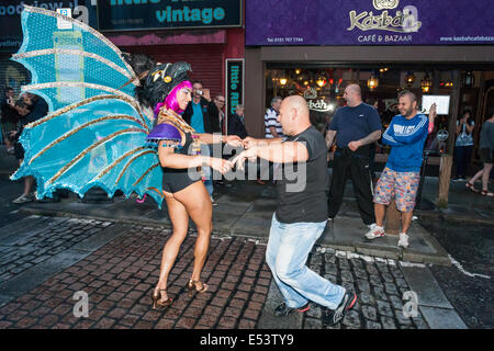 Liverpool, Regno Unito. 19 Luglio, 2014. Brazilica, Regno Unito solo festival brasiliano e Samba Carnevale ha avuto luogo in Liverpool di sabato 19 luglio, 2014. Bande di Samba e danzatori provenienti da tutto il mondo indossato i loro costumi per caso mentre il percorso attraverso il cuore del centro città di Liverpool è stato rivestito da migliaia di persone che vogliono testimoniare la manifestazione annuale. Credito: Christopher Middleton/Alamy Live News Foto Stock