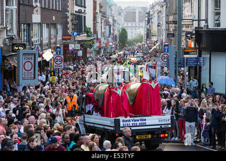 Liverpool, Regno Unito. 19 Luglio, 2014. Brazilica, Regno Unito solo festival brasiliano e Samba Carnevale ha avuto luogo in Liverpool di sabato 19 luglio, 2014. Bande di Samba e danzatori provenienti da tutto il mondo indossato i loro costumi per caso mentre il percorso attraverso il cuore del centro città di Liverpool è stato rivestito da migliaia di persone che vogliono testimoniare la manifestazione annuale. Credito: Christopher Middleton/Alamy Live News Foto Stock