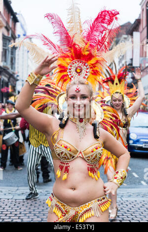 Liverpool, Regno Unito. 19 Luglio, 2014. Brazilica, Regno Unito solo festival brasiliano e Samba Carnevale ha avuto luogo in Liverpool di sabato 19 luglio, 2014. Bande di Samba e danzatori provenienti da tutto il mondo indossato i loro costumi per caso mentre il percorso attraverso il cuore del centro città di Liverpool è stato rivestito da migliaia di persone che vogliono testimoniare la manifestazione annuale. Credito: Christopher Middleton/Alamy Live News Foto Stock