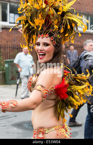 Liverpool, Regno Unito. 19 Luglio, 2014. Brazilica, Regno Unito solo festival brasiliano e Samba Carnevale ha avuto luogo in Liverpool di sabato 19 luglio, 2014. Bande di Samba e danzatori provenienti da tutto il mondo indossato i loro costumi per caso mentre il percorso attraverso il cuore del centro città di Liverpool è stato rivestito da migliaia di persone che vogliono testimoniare la manifestazione annuale. Credito: Christopher Middleton/Alamy Live News Foto Stock