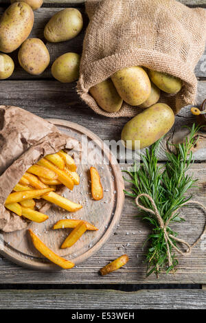 Le patatine fritte fatte da patate Foto Stock