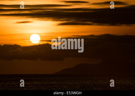 Tramonto su Isola Rabida, Isole Galapagos, Ecuador Foto Stock