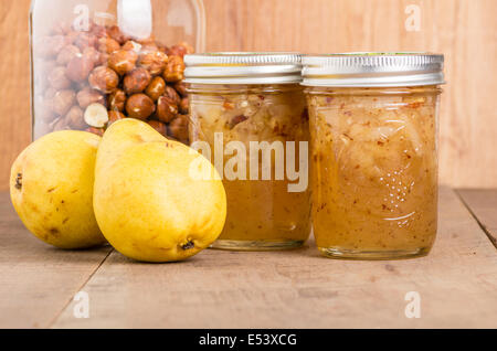 Nocciola e pera conservare in vasetti di vetro con pere e nocciole Foto Stock