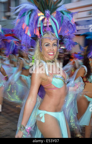 Liverpool, Regno Unito. 19 Luglio, 2014. Una sfilata di ballerini di Samba e percussionisti brasiliani ha portato il carnevale per le strade del centro città di Liverpool sulla notte di sabato 19 luglio, 2014 - era il Brazilica annuale Festival. Credito: Pak Hung Chan/Alamy Live News Foto Stock