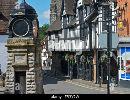 Il clocktower e Guildhall presso Old gli ospizi di carità a Much Wenlock, Shropshire, Inghilterra, Regno Unito Foto Stock