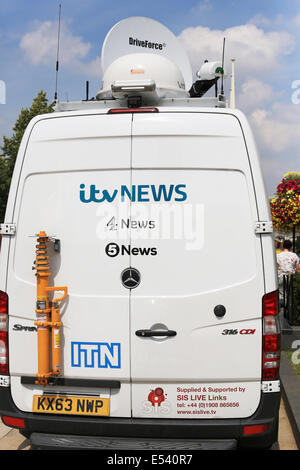 Un ITV news link sis van , ITN, canale 4 e il canale 5 per la raccolta di notizie di editing e trasmissione di veicolo Foto Stock