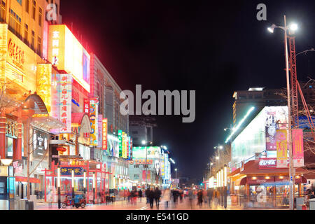 Pechino, Cina - 1 APR: Wangfujing strada commerciale di notte del 1 aprile, 2013 a Pechino. È una delle più famose strade dello shopping nella capitale e l'host di 280 famose marche di Pechino memorizza Foto Stock