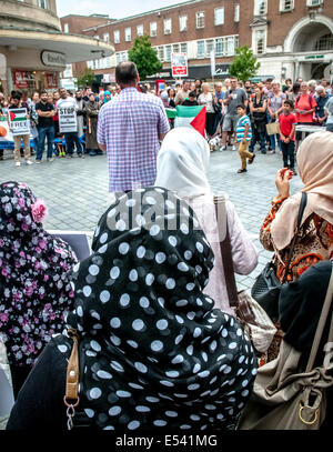 Exeter Devon, Regno Unito. 19 Luglio, 2014. Donne islamiche guarda i colloqui durante il 'Stop l uccisione di interrompere i bombardamenti' dimostrazione in Exeter's Princesshay Square Credit: Clive Chilvers/Alamy Live News Foto Stock