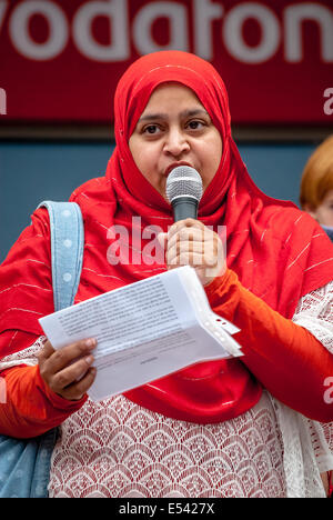 Exeter Devon, Regno Unito. 19 Luglio, 2014. Naomi Da Exeter moschea, destinatari la folla durante il 'Stop l uccisione di interrompere i bombardamenti' dimostrazione in Exeter's Princesshay Square Credit: Clive Chilvers/Alamy Live News Foto Stock