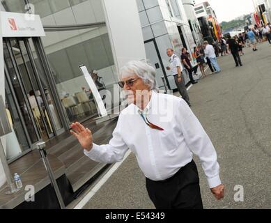 Hockenheim, Germania. Il 20 luglio, 2014. British Formula One boss Bernie Ecclestone passeggiate attraverso il paddock prima che la Formula 1 Gran Premio di Germania a Hockenheim circuito di Hockenheim, in Germania, 20 luglio 2014. Foto: Sebastian Kahnert/dpa/Alamy Live News Foto Stock