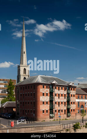 Regno Unito, Inghilterra, Worcestershire, Worcester, South Quay, St Andrew's guglia dietro riverside magazzino convertito ad alloggiamento Foto Stock