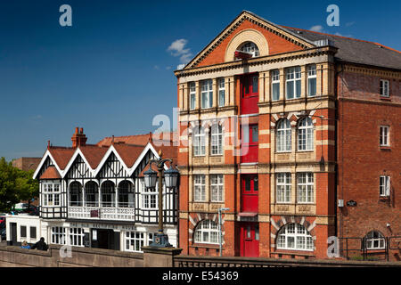 Regno Unito, Inghilterra, Worcestershire, Worcester, South Parade, John Gwynn House e la vecchia casa di raddrizzamento Foto Stock