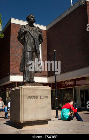 Regno Unito, Inghilterra, Worcestershire, Worcester, High Street, statua di Edward Elgar Foto Stock