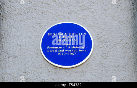 Benjamin Britten's prima Aldeburgh home. Targa blu sulla strada Crabbe lato della falesia House Foto Stock