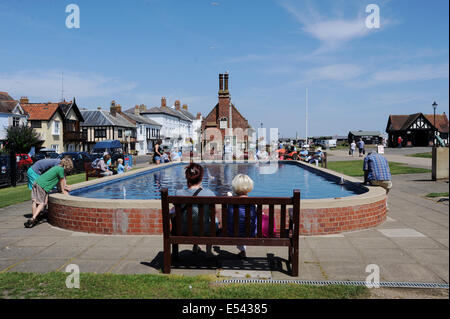 Viste intorno il Suffolk cittadina balneare di Aldeburgh Hall opinabile il memoriale di guerra e il modello in barca sul lago o stagno Foto Stock