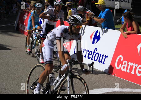 Col de Palaquit, Francia. 18 Luglio, 2014. Tredicesima tappa del Tour de France Saint Etienne - Chamrousse nelle Alpi. Durante questa fase i piloti attraversano il Col de Palaquit nella montagna della Chartreuse. Sarcenas, Sappey, Francia Credito: Thibaut/Alamy Live News Foto Stock