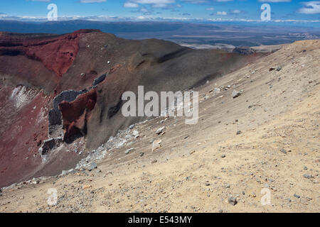 Il cratere di colore rosso con un flusso di lava Foto Stock