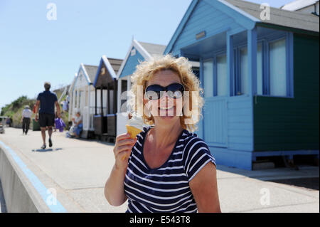 Southwold Suffolk REGNO UNITO 17 Luglio 2014 - Viste intorno il Suffolk località balneare di Southwold donna a mangiare il gelato sulla spiaggia Foto Stock