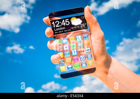 Il futuristico smart phone (phablet) con un display trasparente nelle mani dell'uomo. Concetto di futuro effettivo di idee innovative e la miglior tecnologia Foto Stock