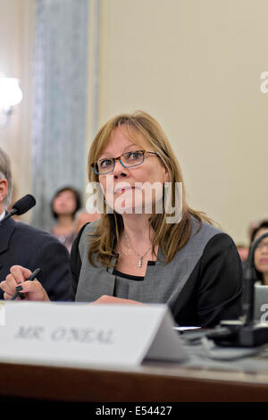 General Motors Chief Executive Maria Barra testimonia durante una commissione del Senato sulla GM interruttore di accensione crisi di sicurezza e il richiamo di luglio 17, 2014 a Washington, DC. Foto Stock