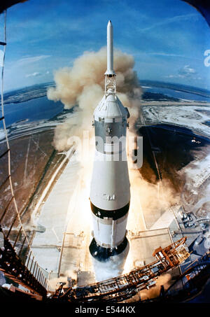 Il 363-piedi di altezza Saturn V rocket lancia su la missione Apollo 11 dal pad a Launch Complex 39, Kennedy Space Center, a 9:32 a.m. EDT Luglio 16, 1969 a Cape Canaveral, in Florida. A bordo dell'Apollo 11 veicolo spaziale gli astronauti sono Neil A. Armstrong, comandante; Michael Collins, il pilota del modulo di comando; e Edwin E. Aldrin Jr., modulo lunare pilota. Apollo 11 è stato negli Stati Uniti il primo atterraggio lunare di missione. Foto Stock