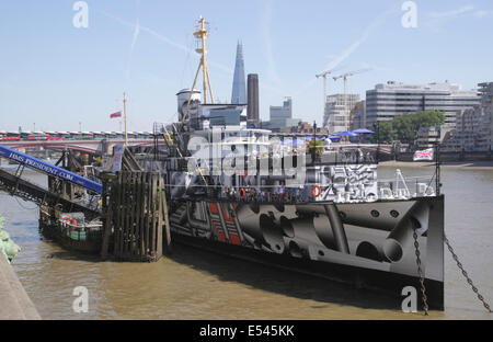 HMS Presidente sulla Victoria Embankment Londra recentemente ridipinto in Dazzle camouflage Luglio 2014 Foto Stock