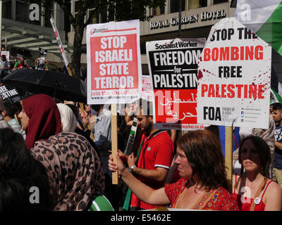 Migliaia di pro-palestinese manifestanti si riuniscono di fronte l'Ambasciata di Israele a Londra. Luglio 2014 Foto Stock