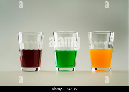 tre coltelli con liquore Foto Stock