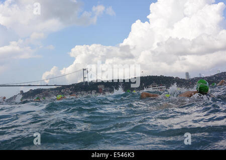 Istanbul, Turchia. Il 20 luglio, 2014. All'inizio della gara dall Asia all Europa l'acqua viene sbattuta fino da oltre 1000 nuotatori jumping in e l'impostazione off sulla gara tutta la lo stretto del Bosforo attraverso Istanbul Credito: Susanne Masters/Alamy Live News Foto Stock