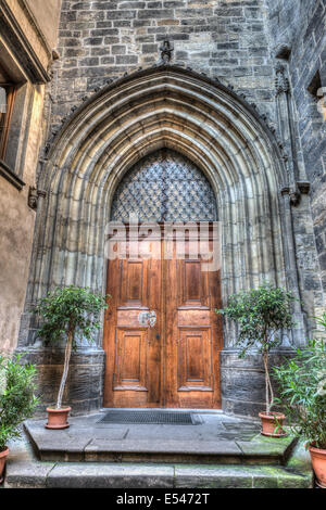 Ingresso della Chiesa di Nostra Signora di Tyn a Praga Foto Stock