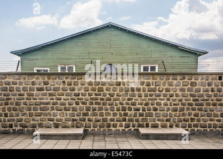 Mauthausen,Austria-May 10,2014:i prigionieri alle caserme e il Waal con il filo spinato visto da dentro il campo di concentramento Foto Stock