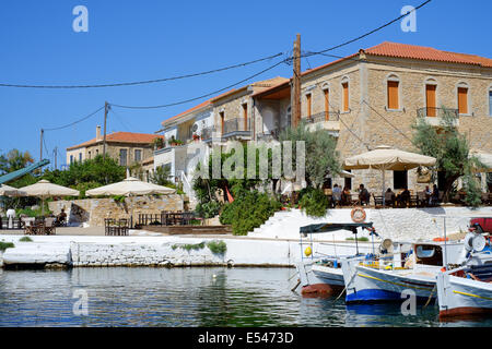 MANI PENINSULAR, Peloponneso, Grecia, 2 luglio 2014. Le barche nel porto di Aghios Nikolaos, un villaggio di pescatori sulla costa ovest Foto Stock