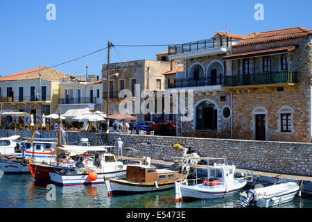 MANI PENINSULAR, Peloponneso, Grecia, 2 luglio 2014. Le barche nel porto di Aghios Nikolaos, un villaggio di pescatori sulla costa ovest Foto Stock