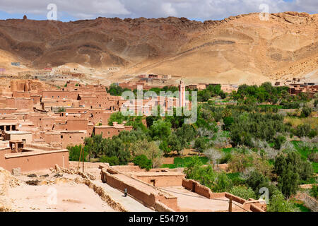 Dadkht Ait Omazia Village,Vicino Ait Bennhaddou,verde fertili valli fluviali, l'agricoltura,noce,alberi di pesco in fiore,Marocco Foto Stock