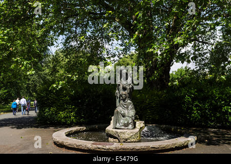 Statua di tre Parche con iscrizione con gratitudine per l aiuto dato ai bambini tedeschi da parte del popolo irlandese dopo Mondo Foto Stock