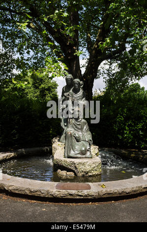 Statua di tre Parche con iscrizione con gratitudine per l aiuto dato ai bambini tedeschi da parte del popolo irlandese dopo Mondo Foto Stock