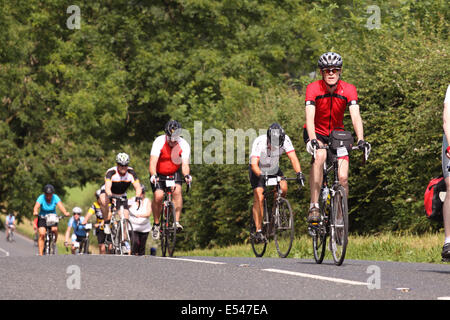 Mendip Hills, Somerset REGNO UNITO - domenica XX luglio 2014 - 1000 i ciclisti hanno preso parte alla grande Weston Ride ciclismo 56 miglia da Bristol a Weston Super Mare via Mendip Hills. Qui i piloti in lotta con le colline e il calore estivo come essi affrontare la lunga salita a Burrington Combe la raccolta di fondi per il cancro della prostata UK Foto Stock