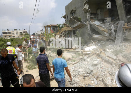 La striscia di Gaza e la striscia di Gaza, Territori palestinesi. Il 20 luglio, 2014. Gli operatori di soccorso alla ricerca di superstiti sotto le macerie di una casa a seguito di un attacco aereo israeliano su Khan Yunis nel sud della striscia di Gaza il 20 luglio 2014. Il numero di morti nella Striscia di Gaza ha superato 400 come Israele premuto il suo più grande offensiva contro la guerra-strappata enclave in cinque anni, sanità palestinese hanno detto i funzionari. Foto di Abed Rahim Khatib/NurPhoto Credito: Abed Rahim Khatib/NurPhoto/ZUMA filo/Alamy Live News Foto Stock